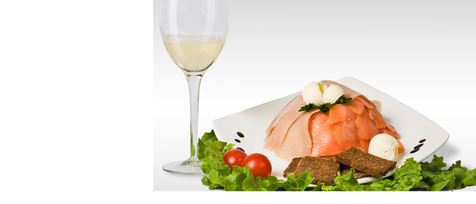 piatto con filetto di salmone e bicchiere di vino bianco